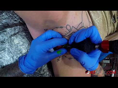 ❤️ Nagpa-tattoo sa kanyang klitoris ang sobrang tattoo na hottie na si Sully Savage ☑ Sex video sa amin ☑